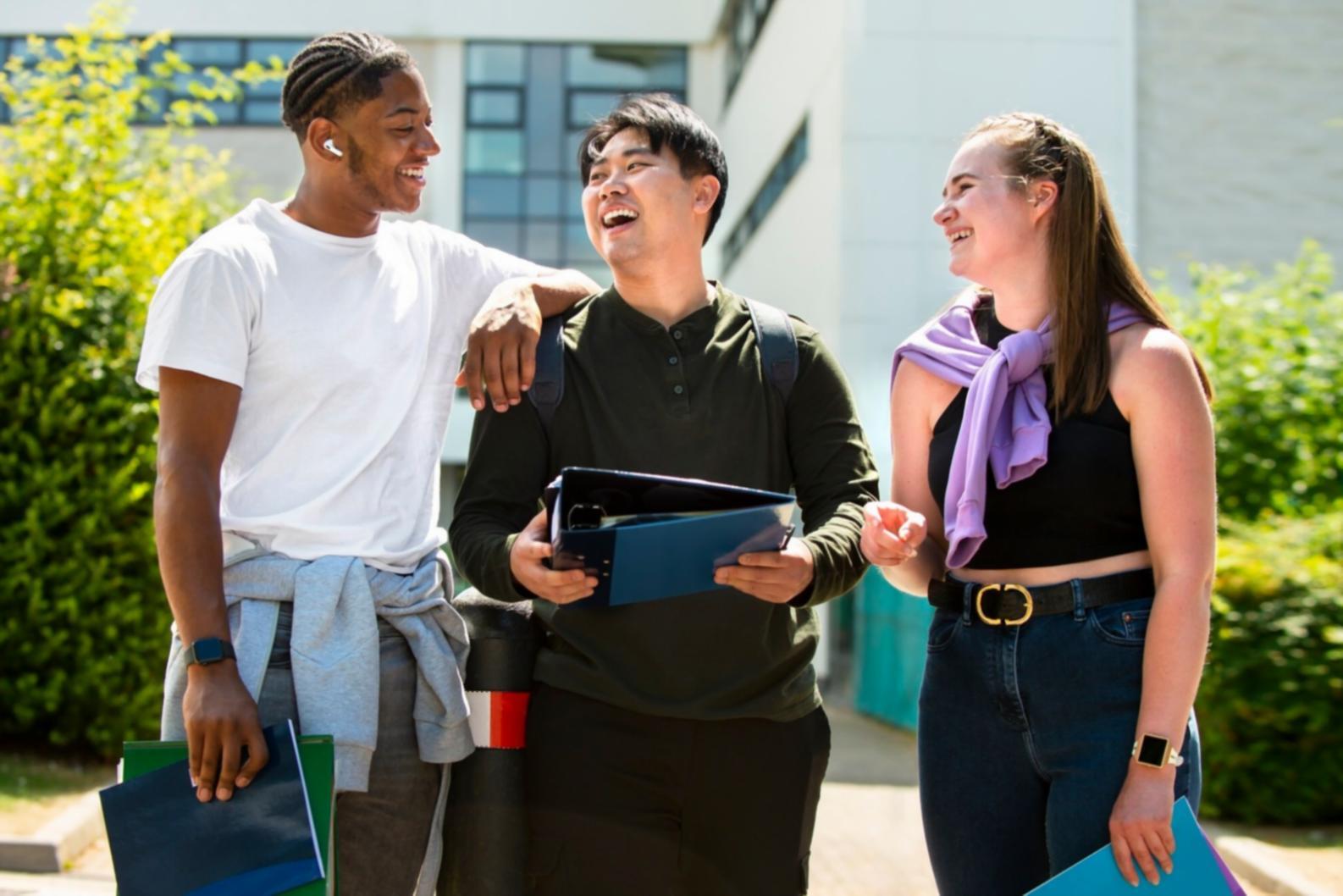 Workshop-Szene mit Teilnehmern bei der Gruppenarbeit