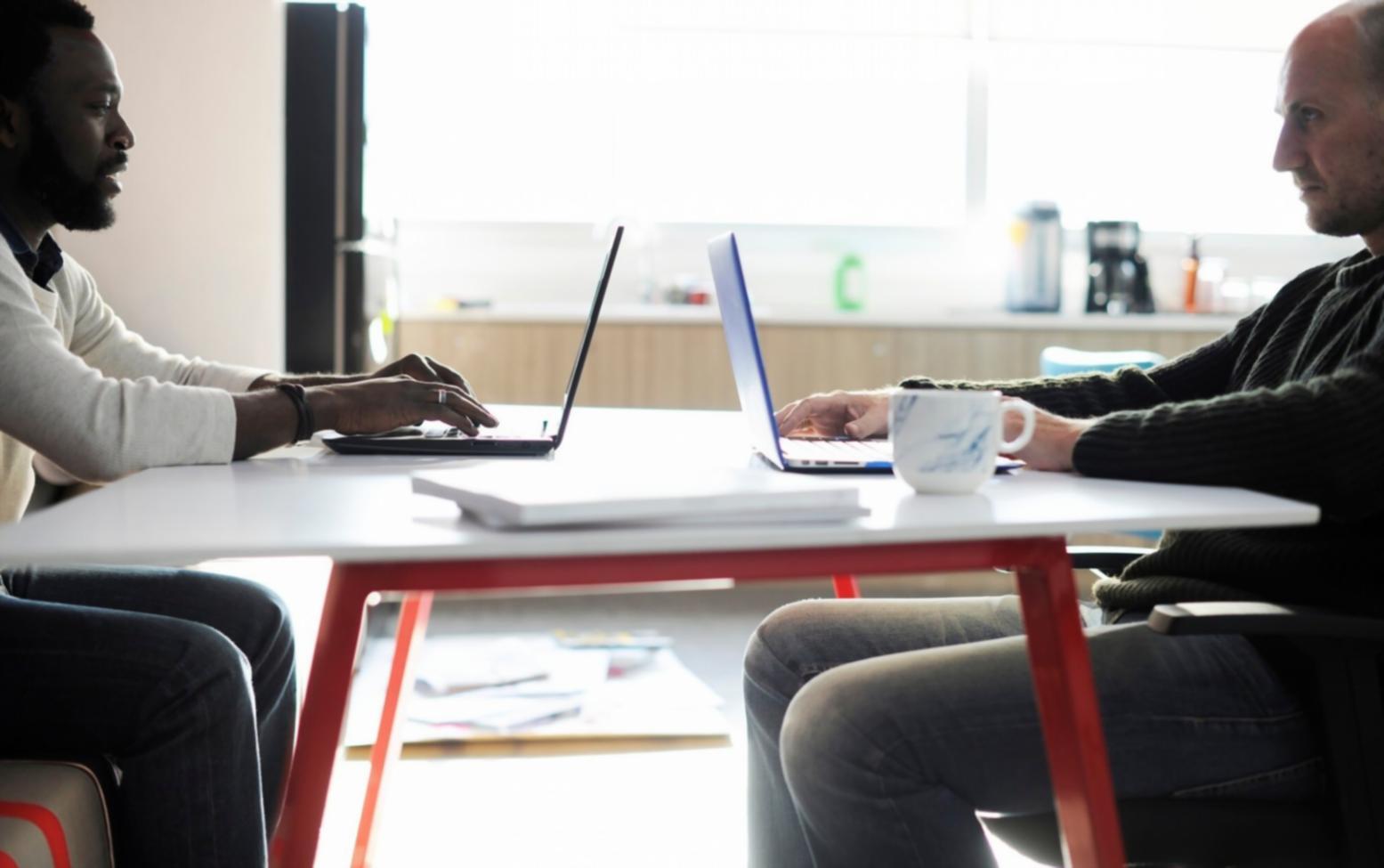 Professionelle Finanzberatung in modernen Büroräumen